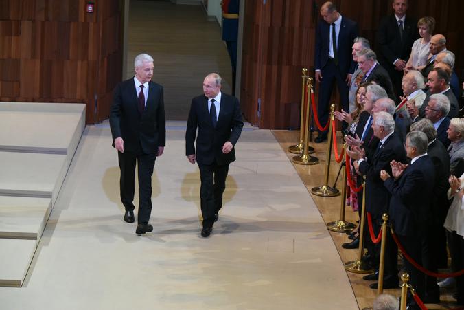 Путин и Собянин посетили праздничный концерт «Дни Крыма в Москве» в «Лужниках»