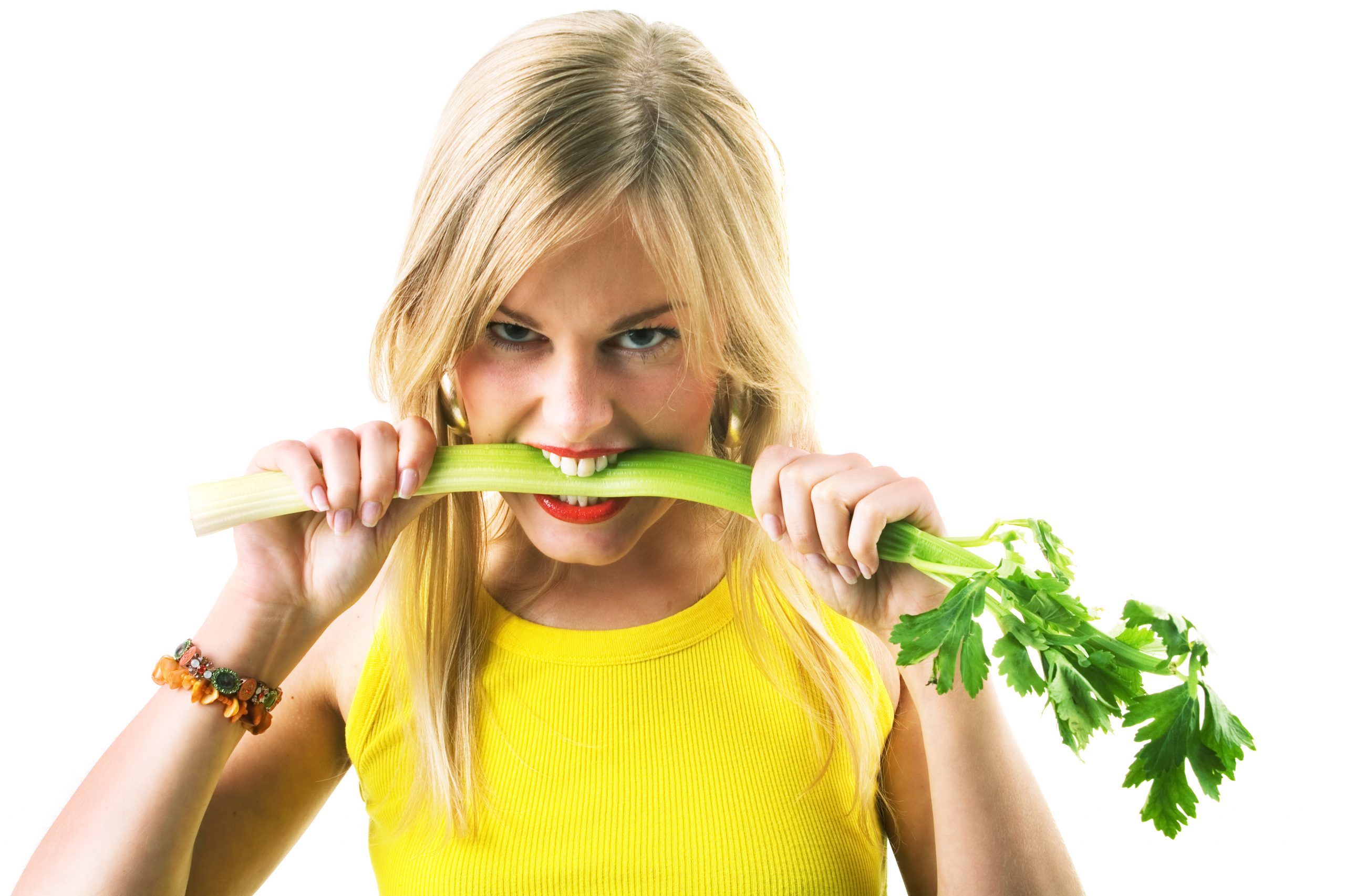 Надо есть лук. Девушка на диете. Человек на диете. Девушка ест траву. Человек ест зелень.