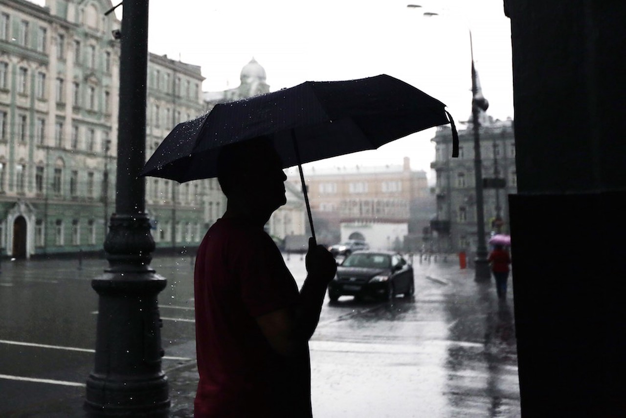 Москва был ли дождь. Дождь в Москве. Дождливый день в Москве картинки. Москва под дождем. Москва в дождь красивые кадры.