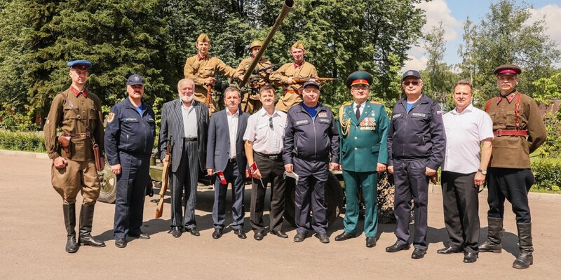 Московские спасатели и пожарные поздравляют всех с 76-летием Победы