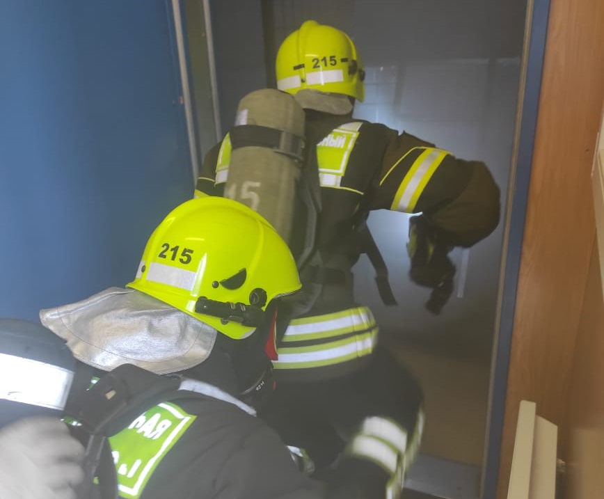 Огнеборцы Пожарно-спасательного центра Москвы провели тренировку в дымокамере