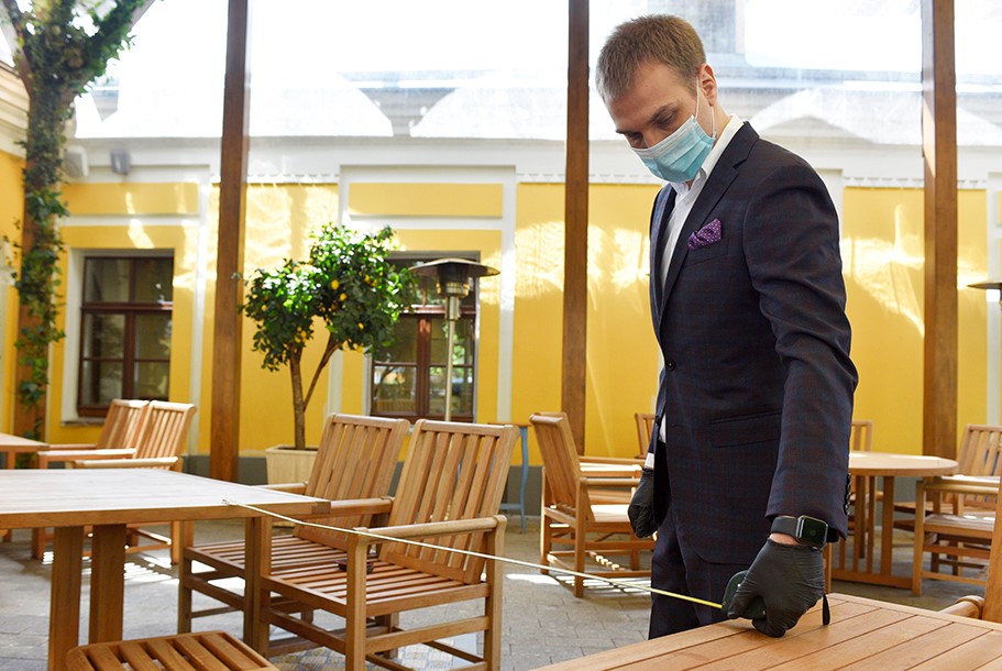 Рестораторы Москвы предложили мэру эксперимент по COVID-free зонам