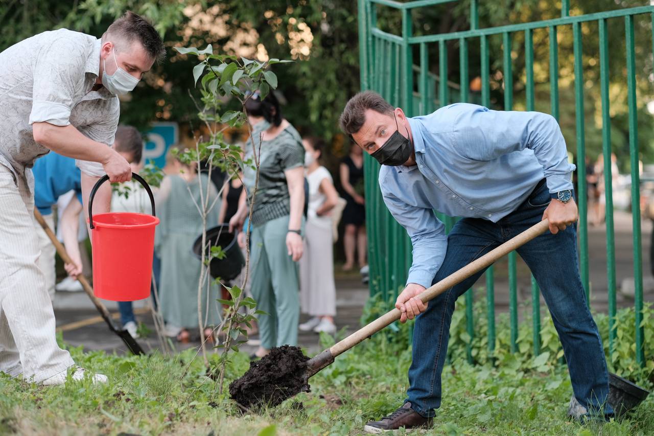 Роман Романенко принял участие в высадке сиреневой аллеи в честь медиков