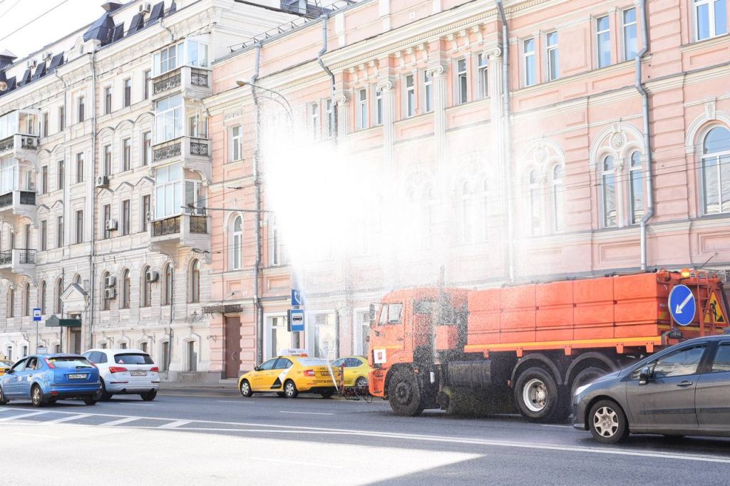 Сотрудники коммунальных служб промывают дороги в Южном административном округе города Москвы с использованием шампуня и специальной техники. Фото: Пелагия Замятина, «Вечерняя Москва»