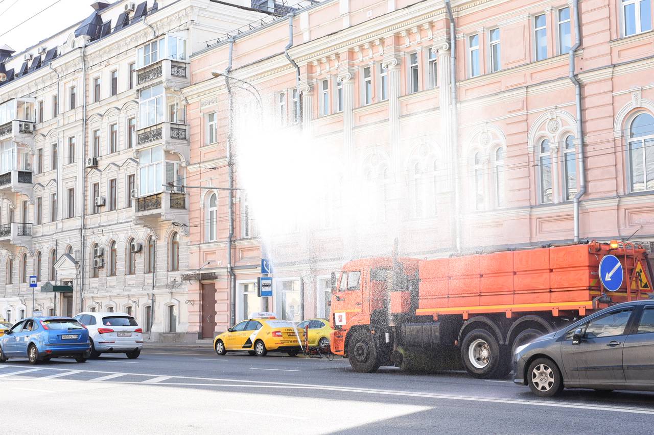 В Москве усилили промывку дорог из-за жары