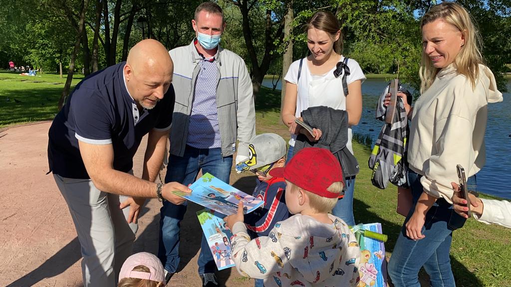 В рамках акции «Каникулы с Общественным советом» член Общественного совета при УВД по ЮАО Павел Фомин принял участие в профилактическом мероприятии сотрудников ОГИБДД УВД по ЮАО ГУ МВД России по г. Москве