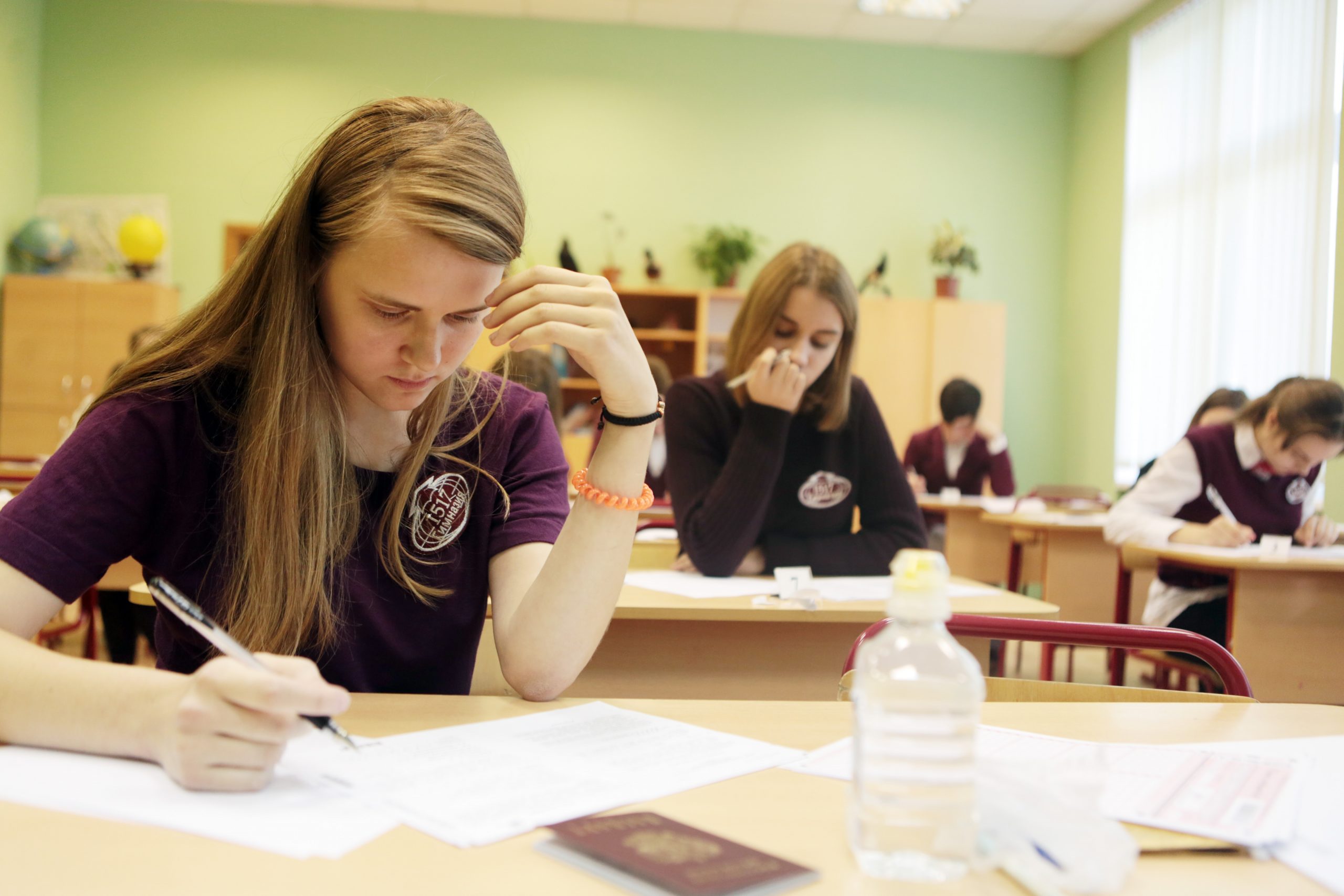 В качестве представителя школы. Экзамены в школе. Школа ЕГЭ. Школьники на ЕГЭ. Ученики в школе.