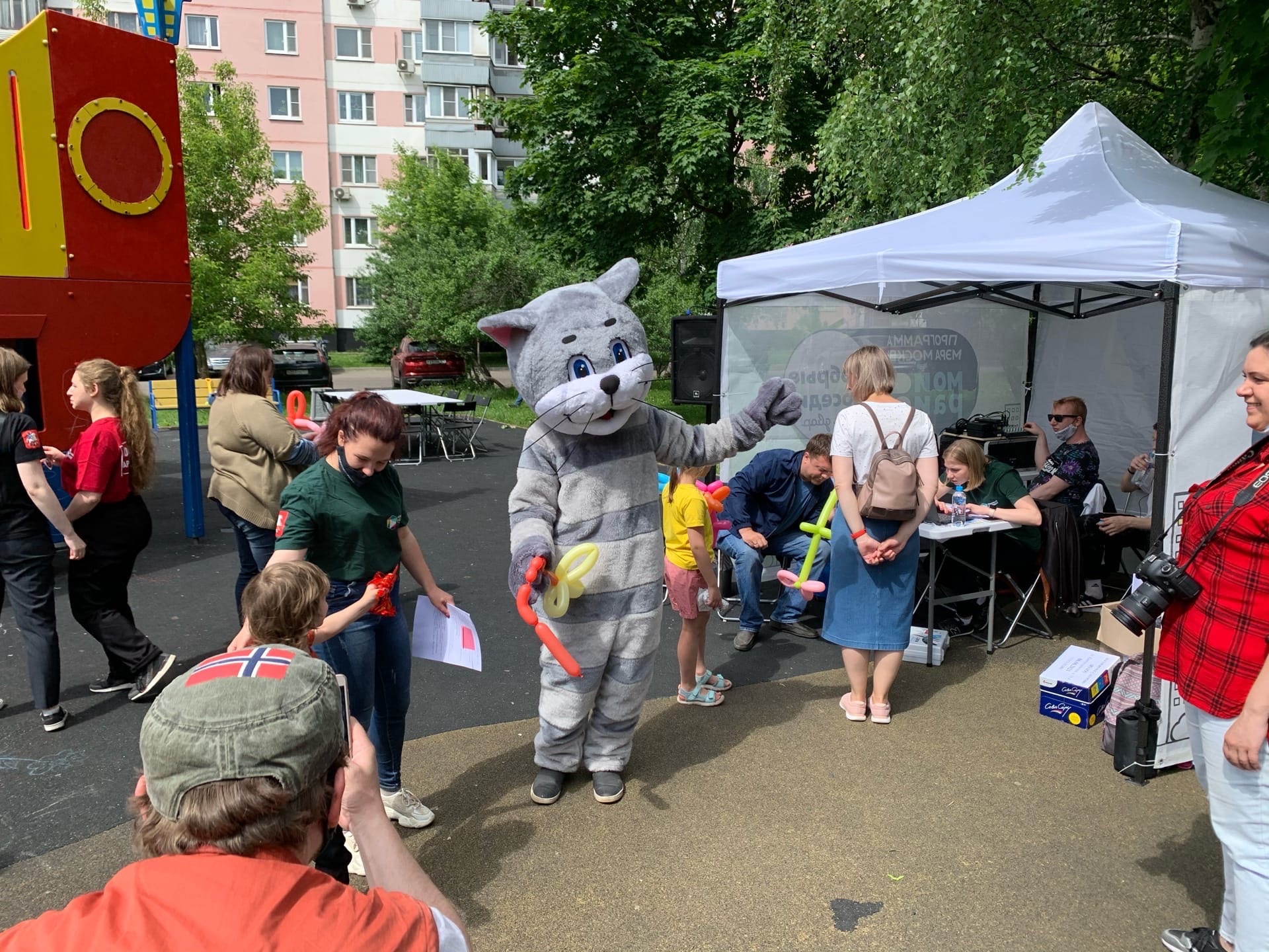 Добрые соседи: в Москворечье-Сабурове организовали дворовый праздник