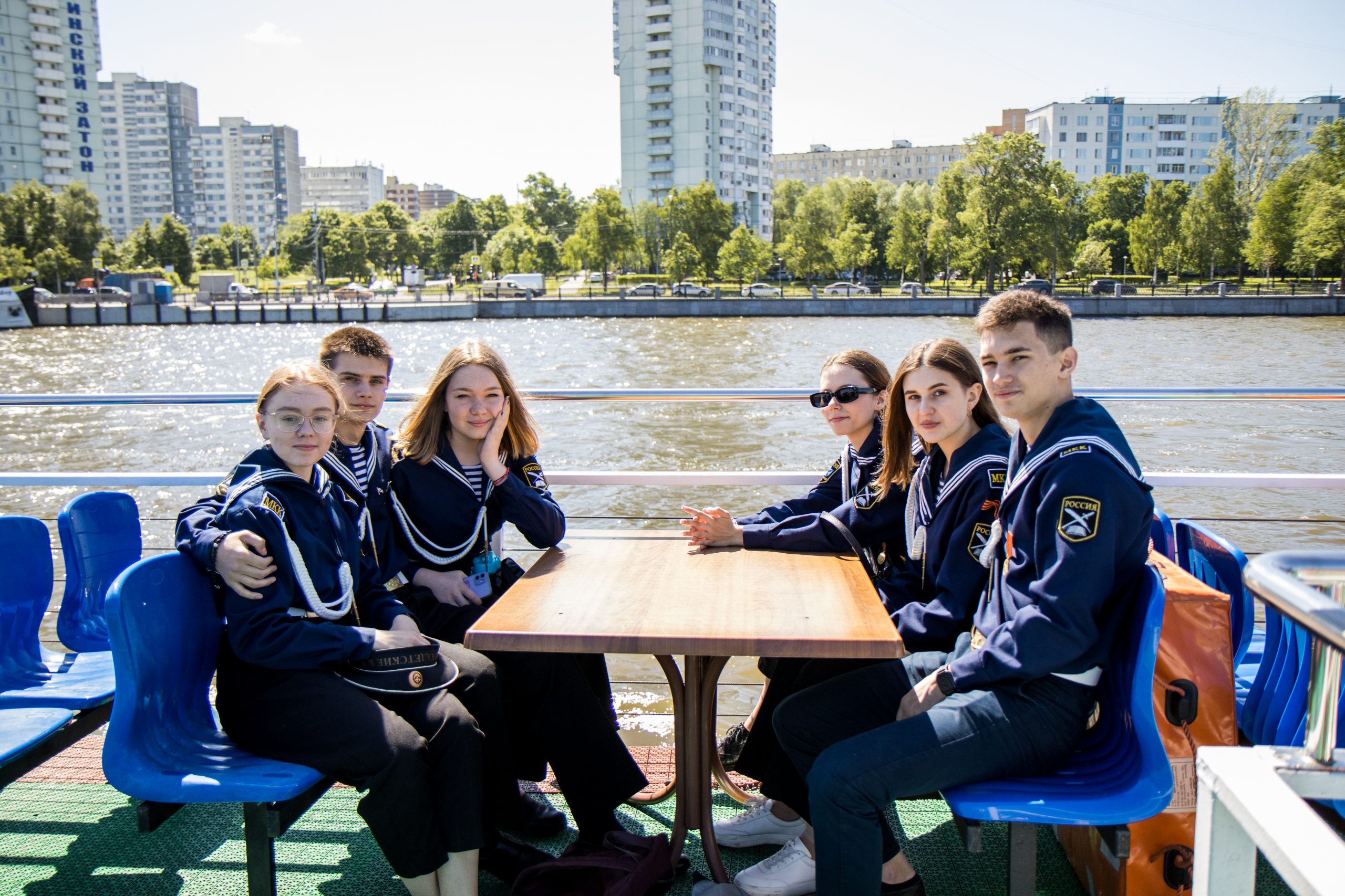 Столичные школьники посетили прогулку на теплоходе по Москве-реке