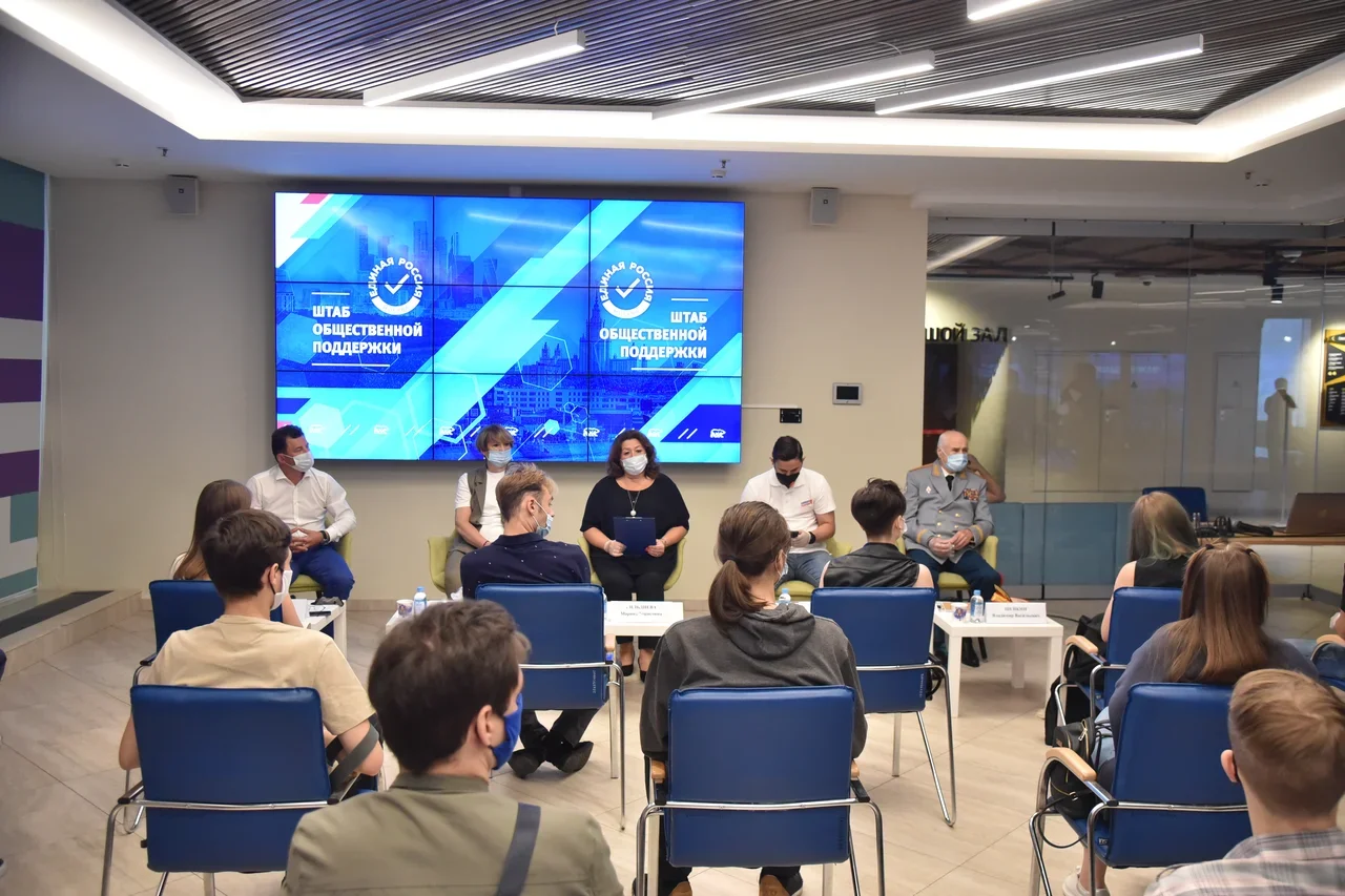 Роман Романенко обсудил с волонтерами и «молодогвардейцами» вопросы патриотического воспитания