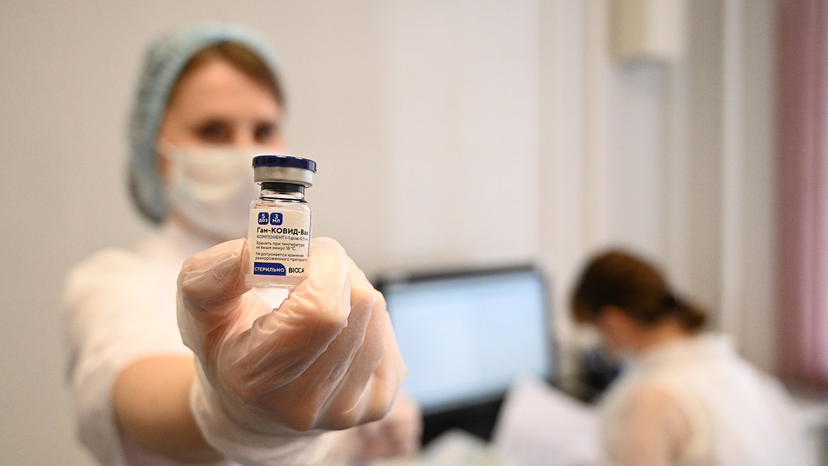 Вакцинацию от коронавируса прошли 77 процентов сотрудников органов власти Москвы
