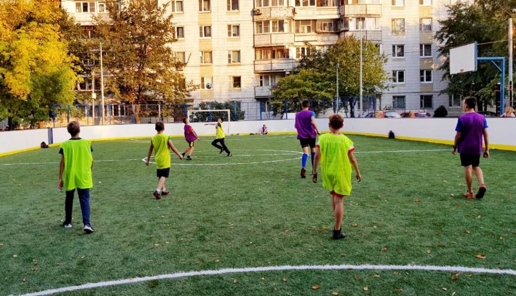 Юные жители Москворечья-Сабурова сыграли в футбол