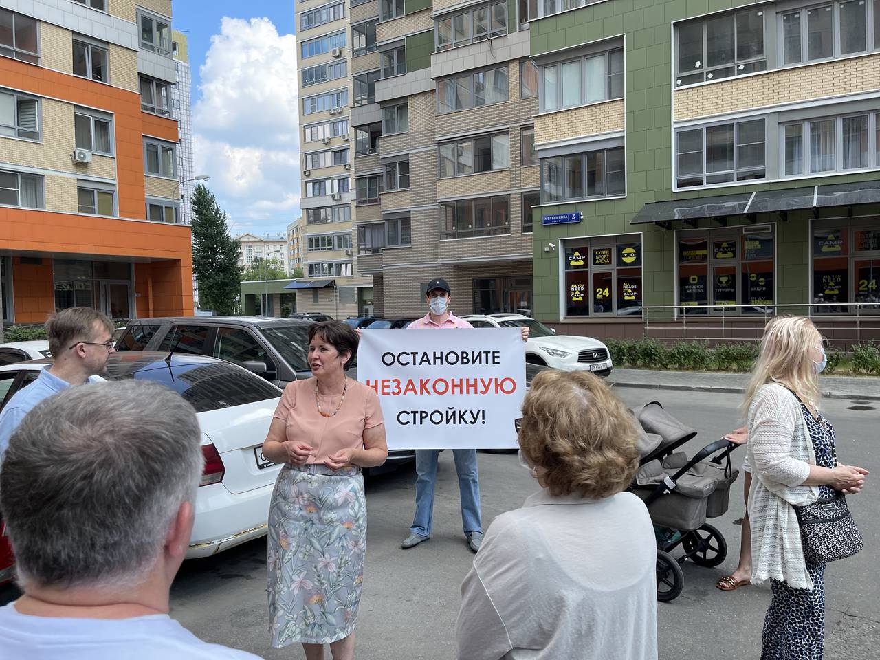 Разворотнева: необходимо сохранить парковку на ул. Мельникова