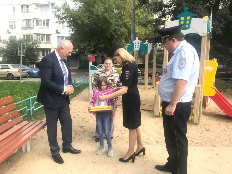 Общественный совет при УВД по ЮАО совместно с полицейскими принял участие в благотворительной акции «Помоги пойти учиться»
