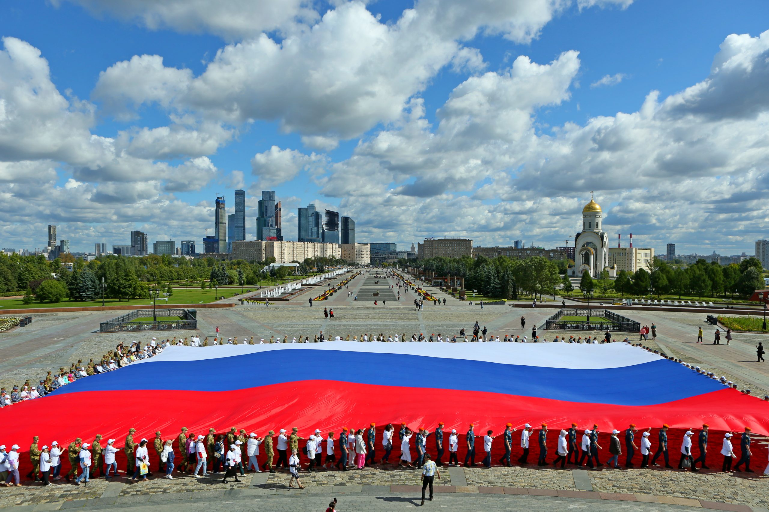 Гигантский флаг России развернули на Поклонной горе