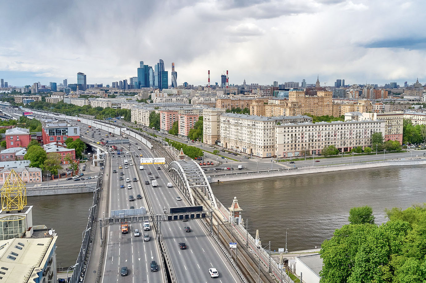 Облачная и теплая погода ожидается в Москве