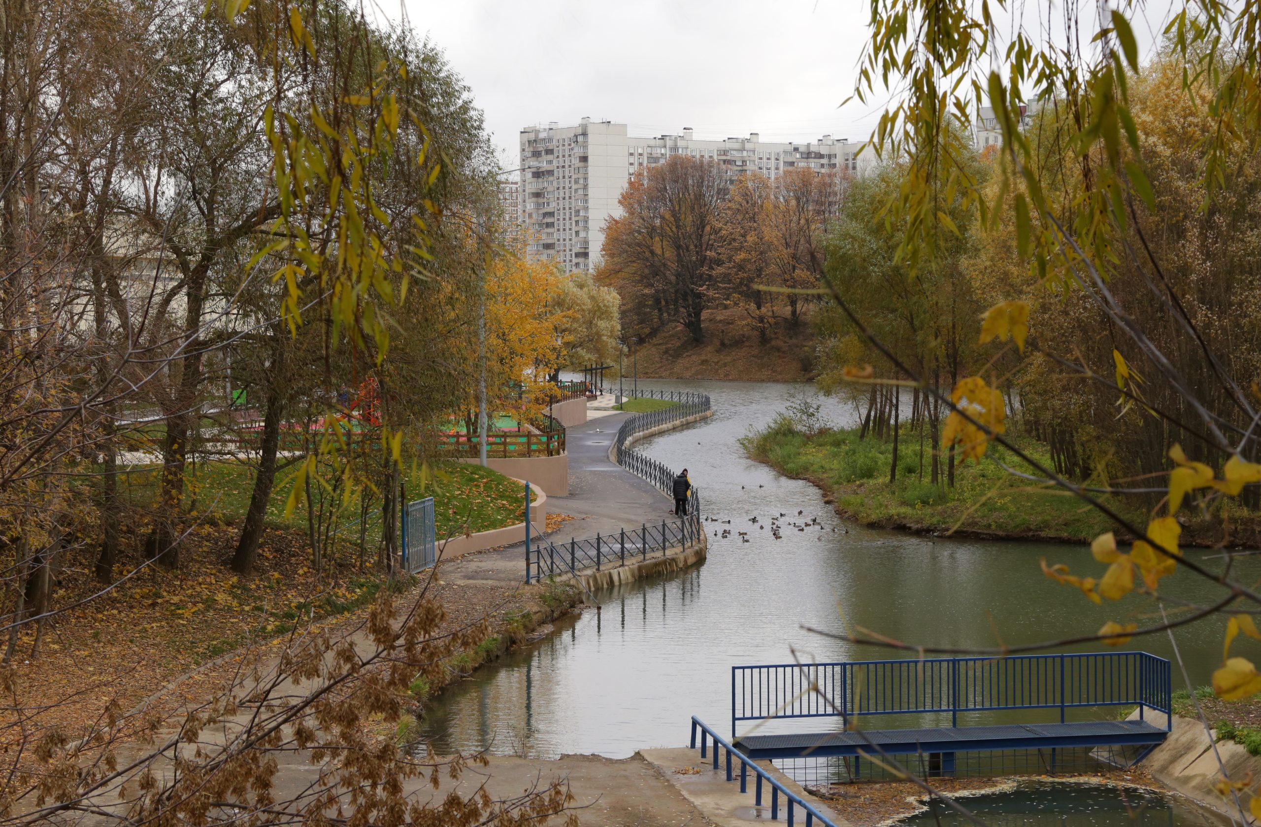 Новый парк с уютной набережной