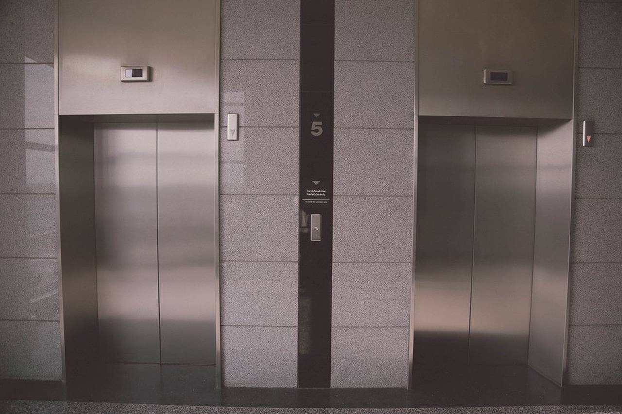 Два лифта заменят в административно-бытовом корпусе электродепо «Варшавкое»
