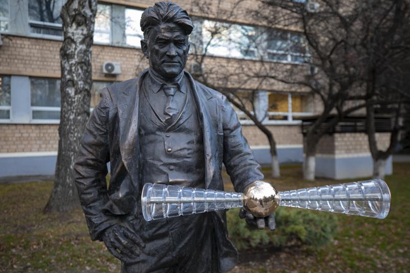 Памятник академику Павлу Черенкову установили на Аллее нобелевских лауреатов ядерного университета