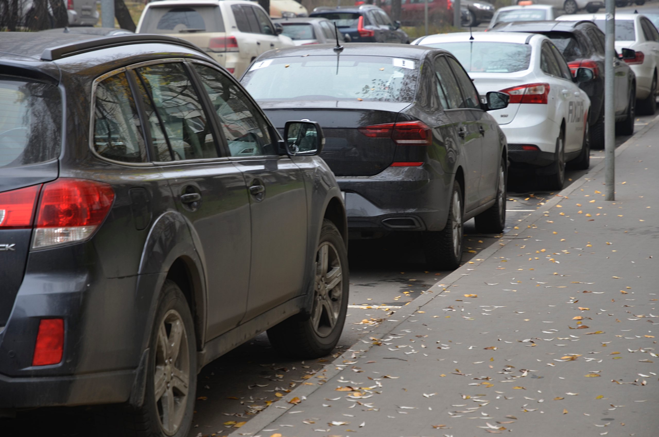 Жители Москвы смогут парковаться в праздничные дни бесплатно
