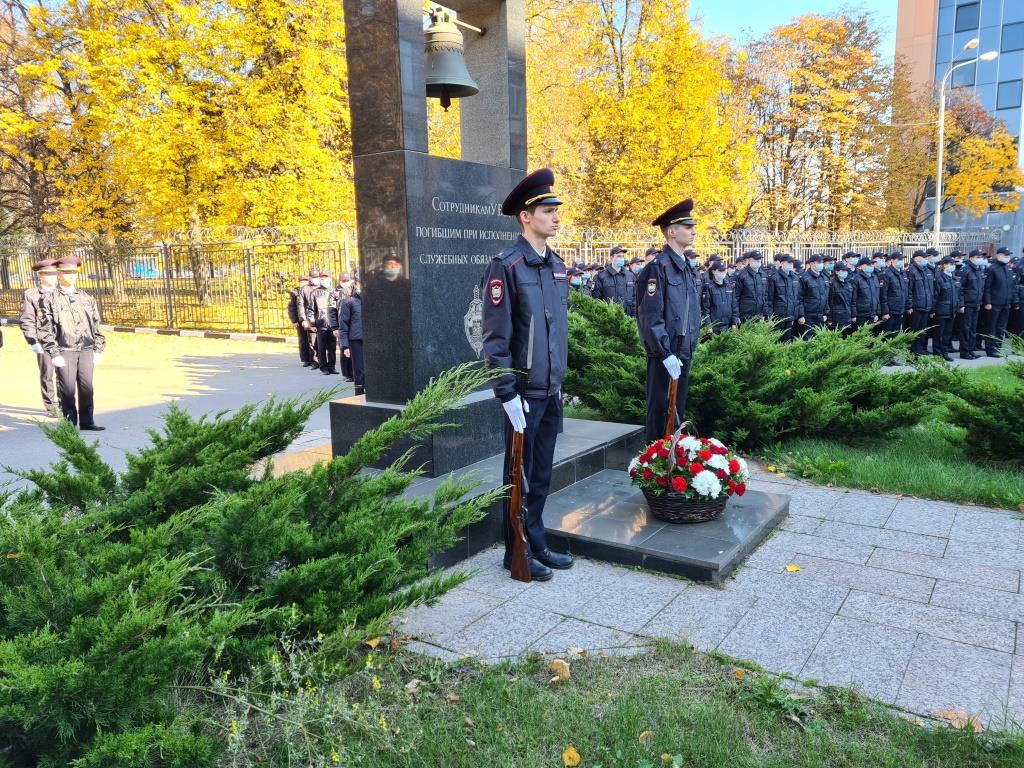 В Южном округе столицы полицейские и члены Общественного совета при УВД почтили память погибших при исполнении служебных обязанностей сотрудников органов внутренних дел