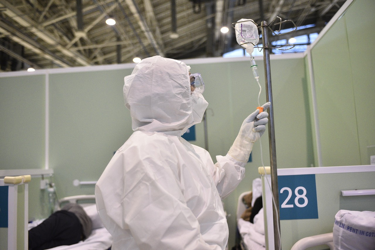 Врачи зафиксировали в Москве 2 894 случая коронавирусной инфекции за сутки
