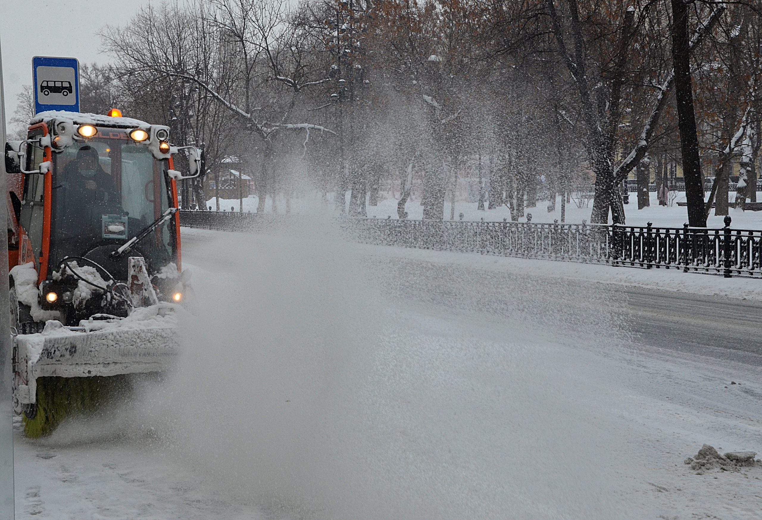 Снежный покров московских улиц убирают 55 000 работников коммунальных служб и 10 000 единиц техники
