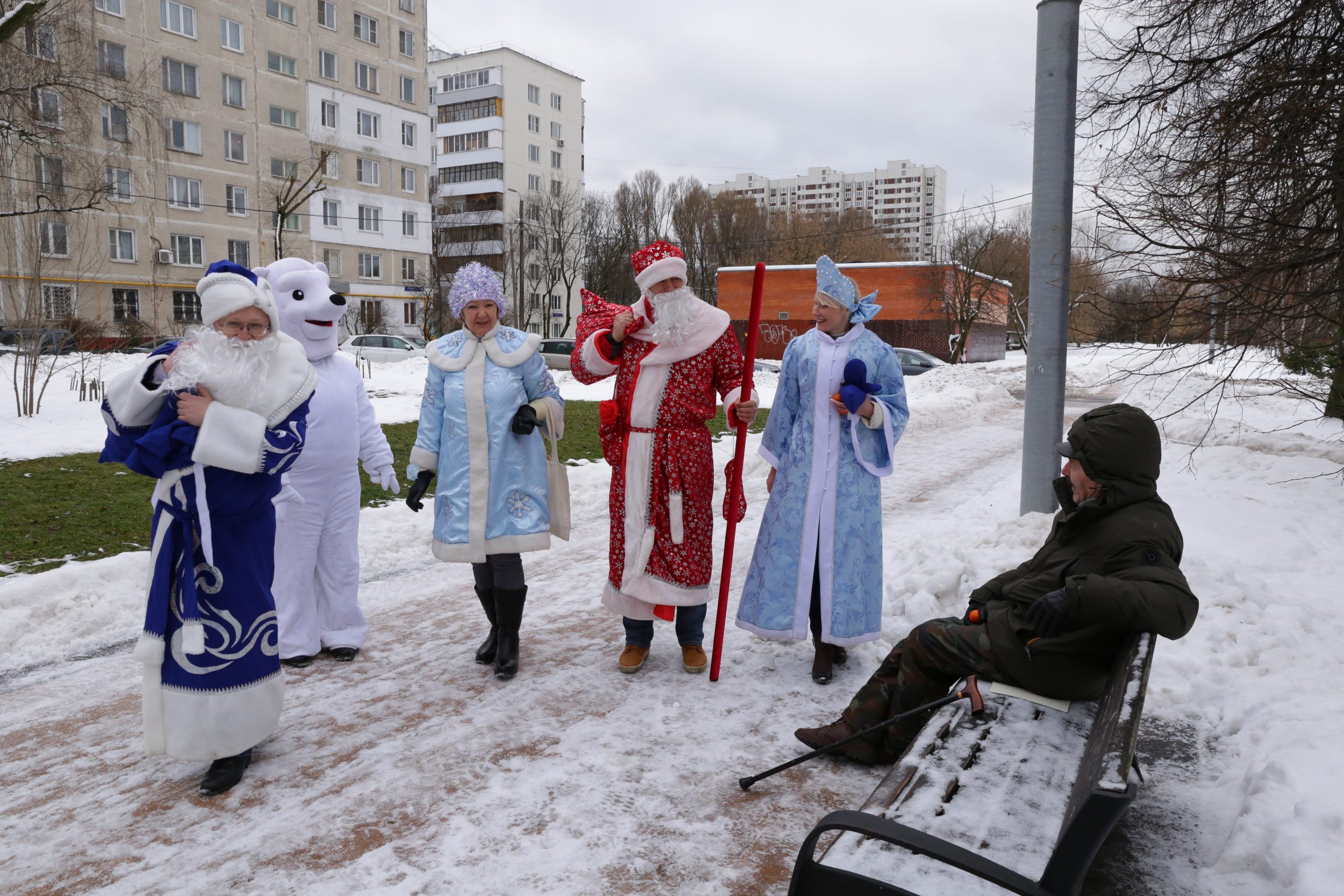 Муниципальные депутаты поучаствовали в праздничной акции «Новогодний мандарин счастья»