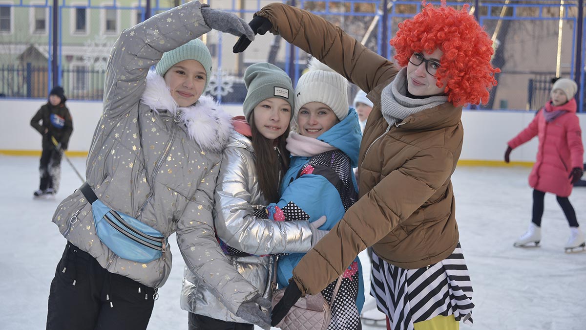 Катки с естественным льдом открылись в парках Москвы