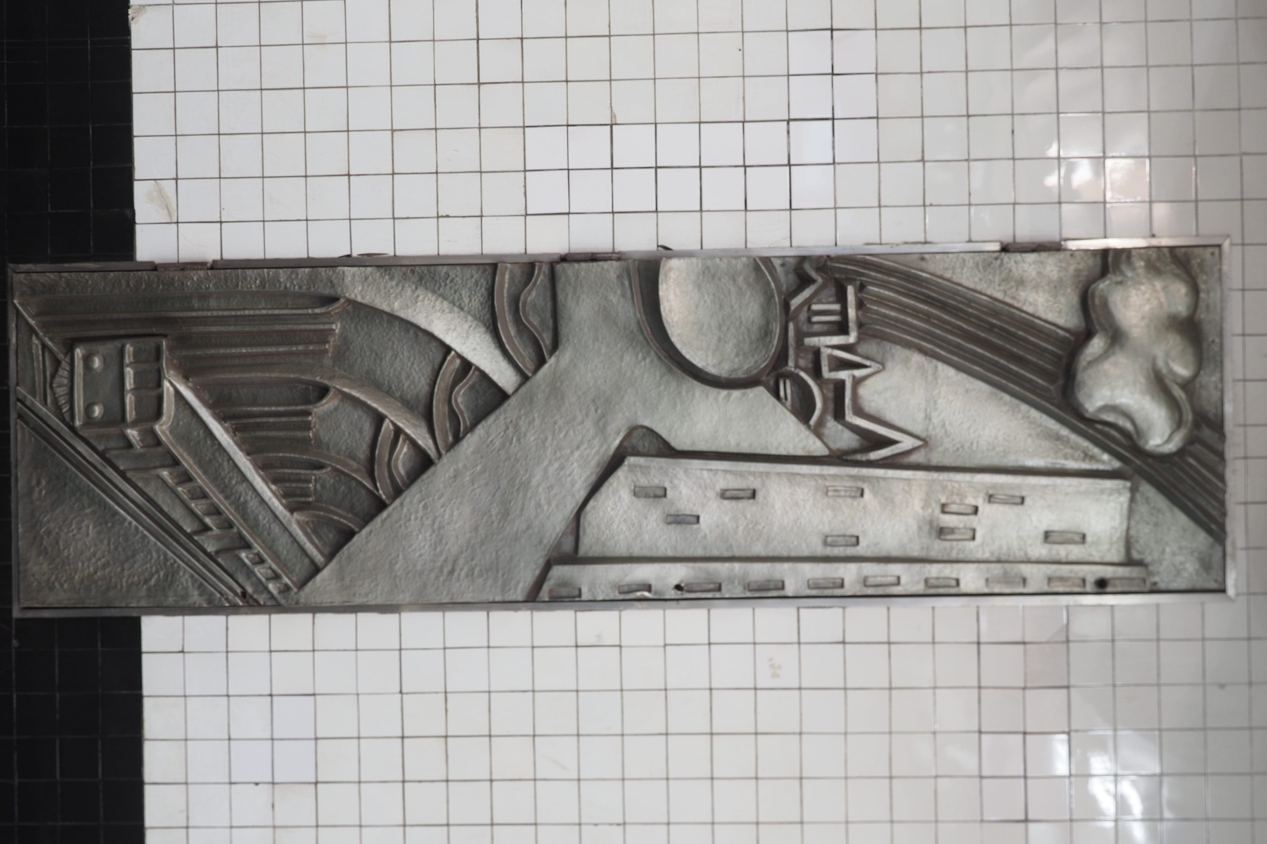 Исторические декоративные панно восстановят на станции «Каширская» Большой кольцевой линии