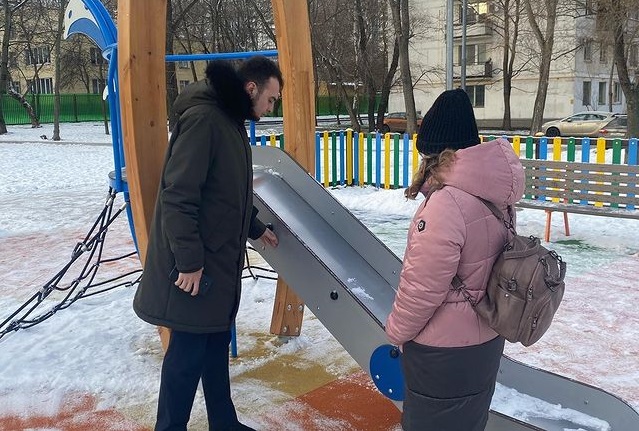 Представители Молодежной палаты Нагатинского Затона проверили безопасность оборудования детских площадок