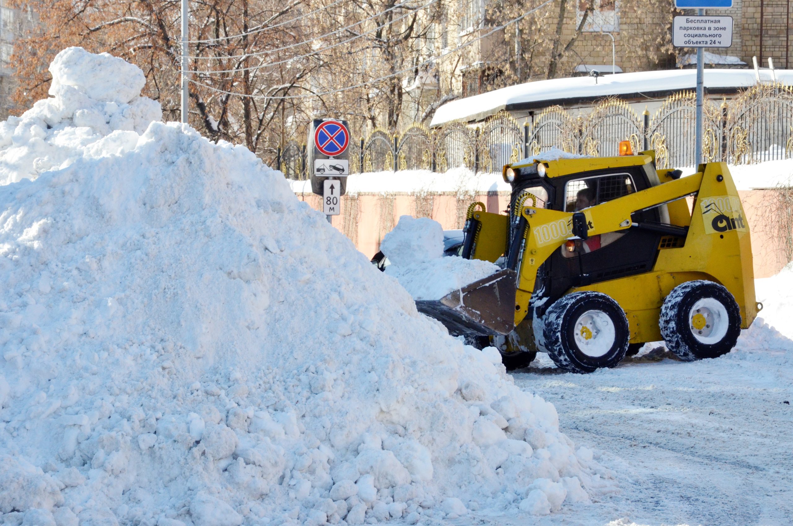 Высокие сугробы ожидают жителей Москвы. Фото: Анна Быкова