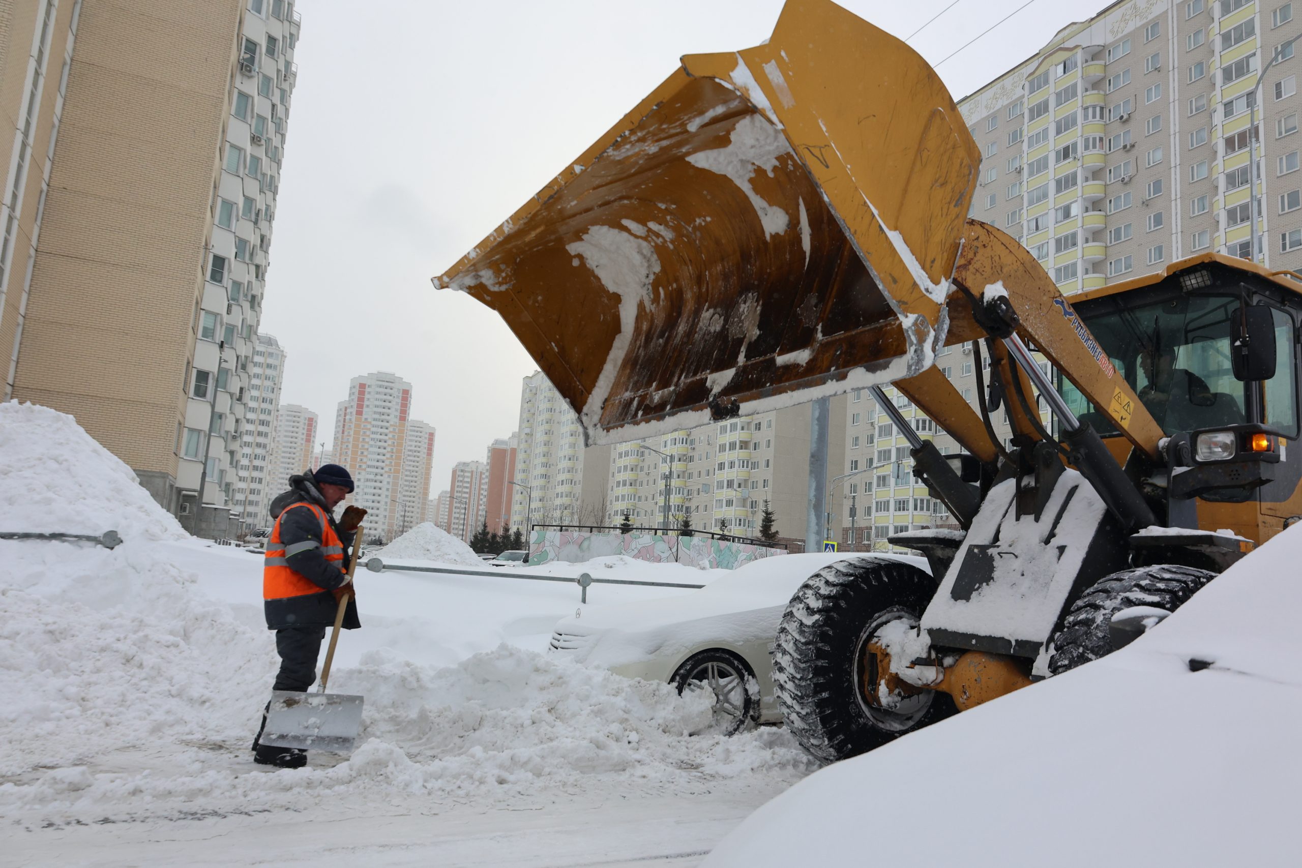 Свыше десяти тысяч единиц техники задействовали для уборки снега в Москве