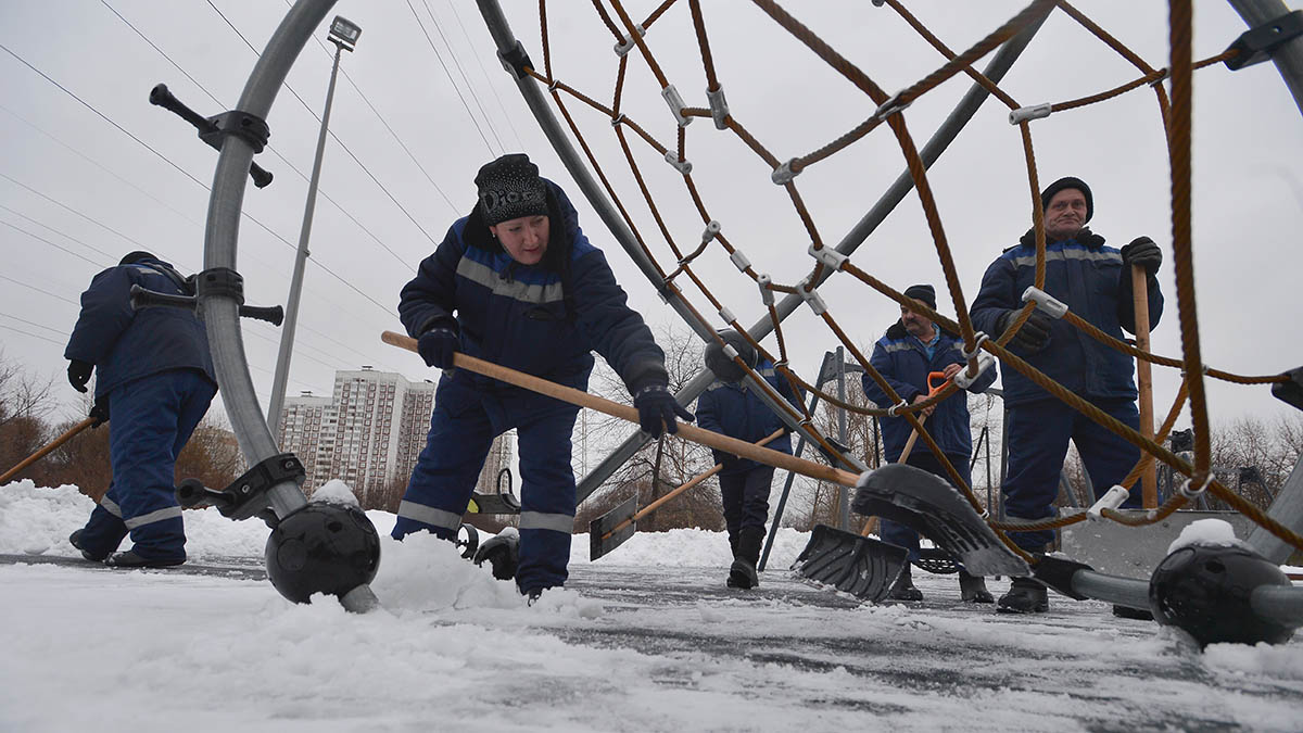 Свыше 170 сотрудников «Жилищника» борются со снегом в Бирюлеве Западном