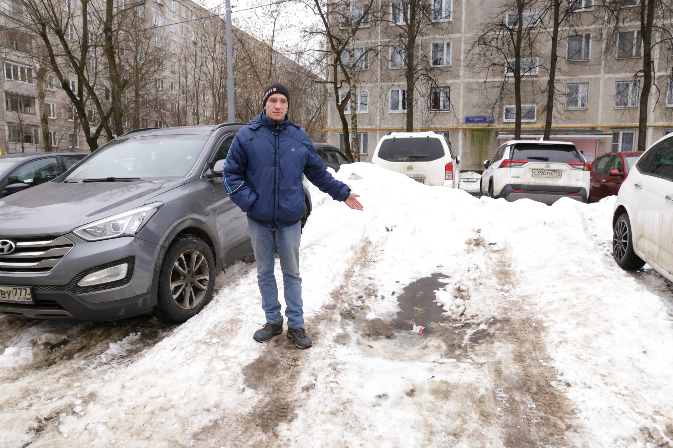 Парковочные места освободили от снежных гор