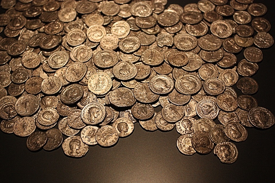 Исторические находки в виде голландских и бухарских монет XVIII-XX веков были обнаружены археологами