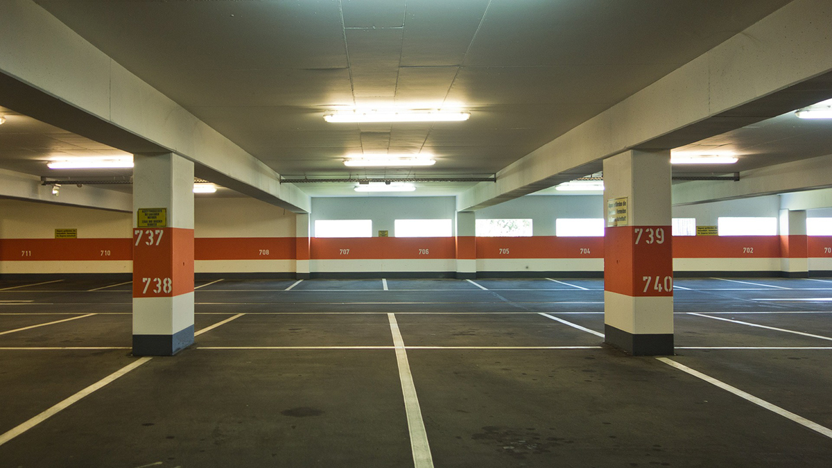 Возведение многоэтажного паркинга-долгостроя в Зябликове возобновили