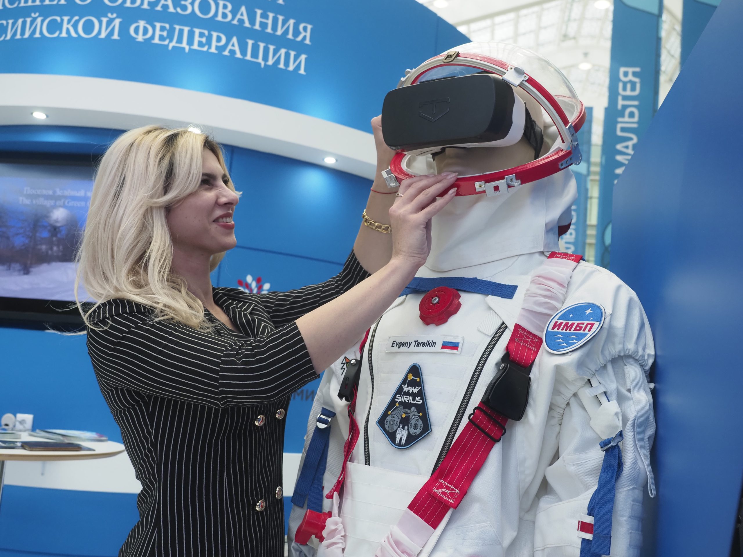 Скафандр космонавта «Орлан-М» можно увидеть в переходе возле станции «Ленинский проспект»