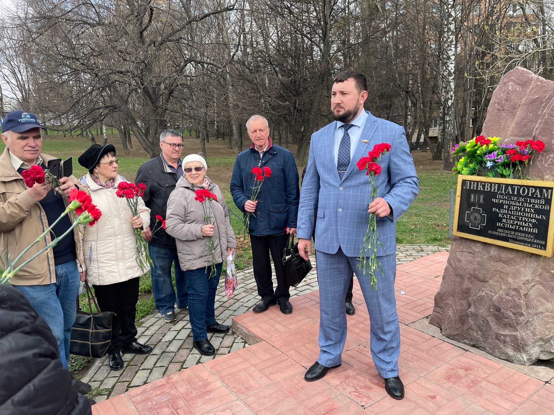 Муниципальные депутаты Царицына возложили цветы участникам ликвидации последствий радиационных аварий и катастроф
