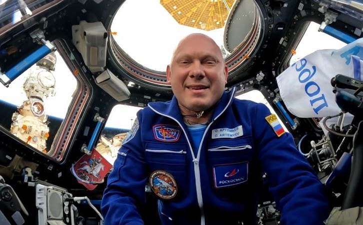 День космонавтики: спортшколу №47 поздравил космонавт