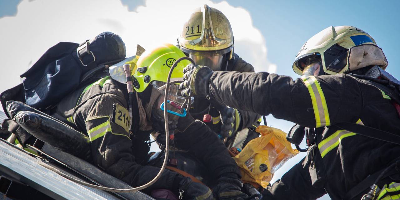 Линия жизни и баллон на двоих: в столице определили лучших пожарных и спасателей, работающих в непригодной для дыхания среде