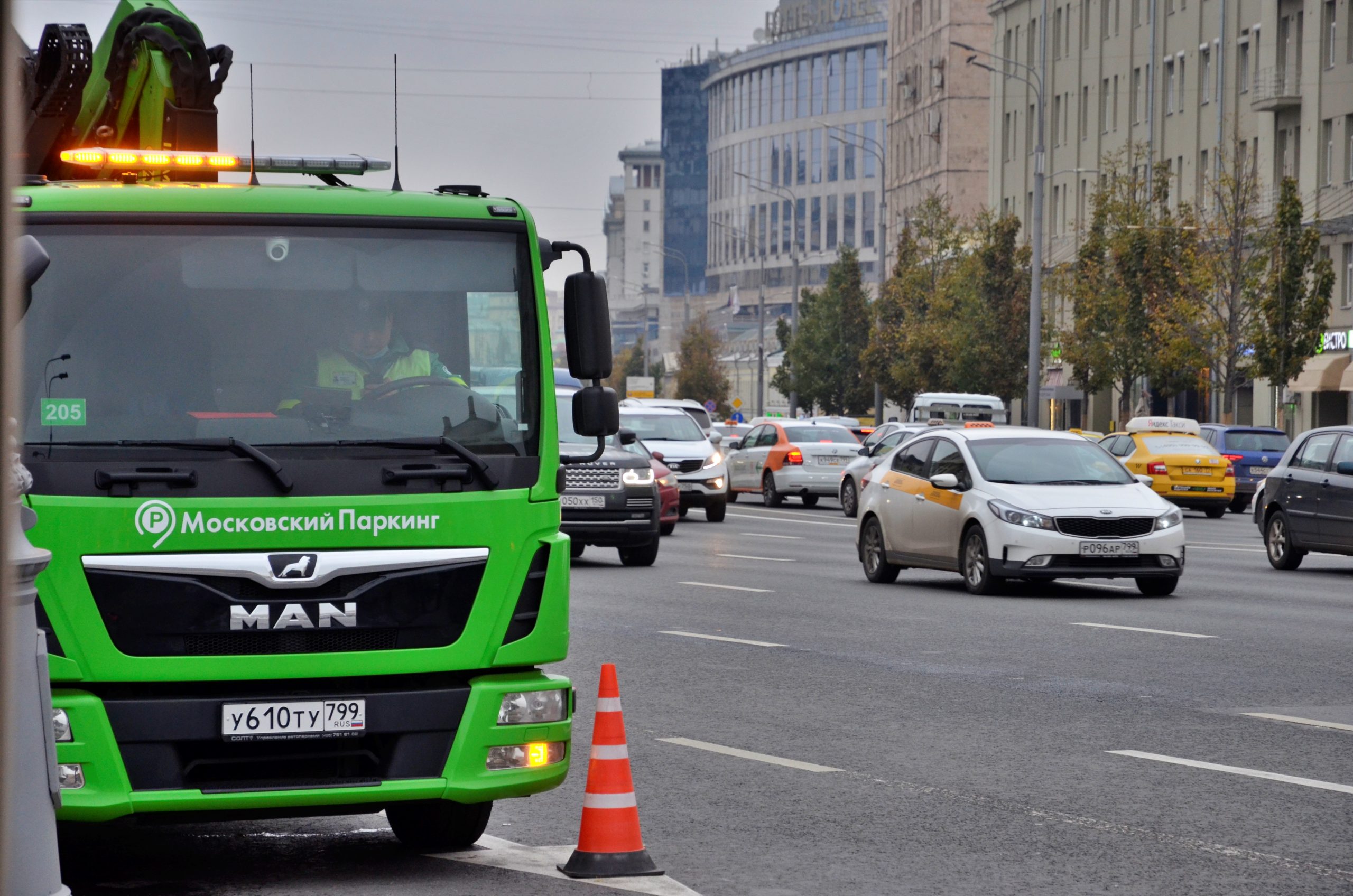 Эвакуаторы «Московского паркинга» с начала года помогли 500 пострадавшим в ДТП водителям