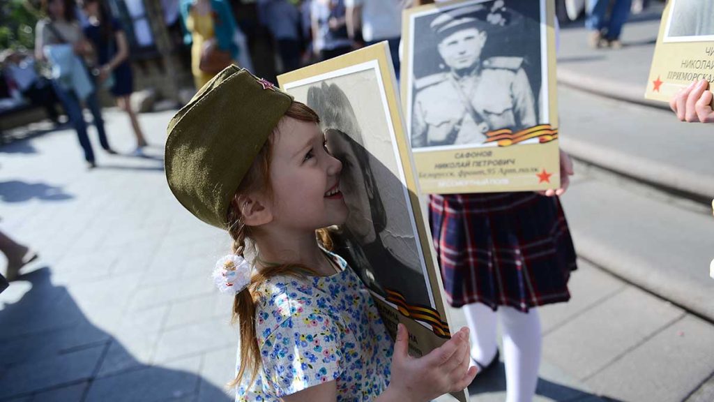 Участники акции «Бессмертный полк» получат праздничную атрибутику. Фото: Наталья Феоктистова, «Вечерняя Москва»