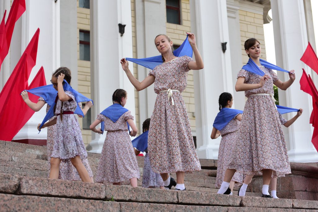 Международную программу «Синий платочек» организовали в Московском метро. Фото: Пелагия Замятина, «Вечерняя Москва»