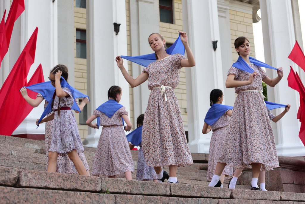 Международную программу «Синий платочек» организовали в Московском метро. Фото: Пелагия Замятина, «Вечерняя Москва» 