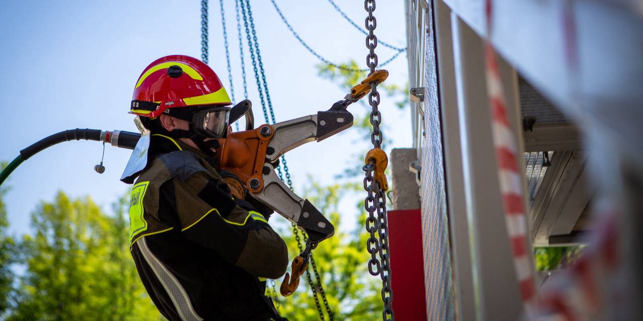 В Пожарно-спасательном центре прошёл отборочный этап конкурса на звание лучшего спасателя столицы