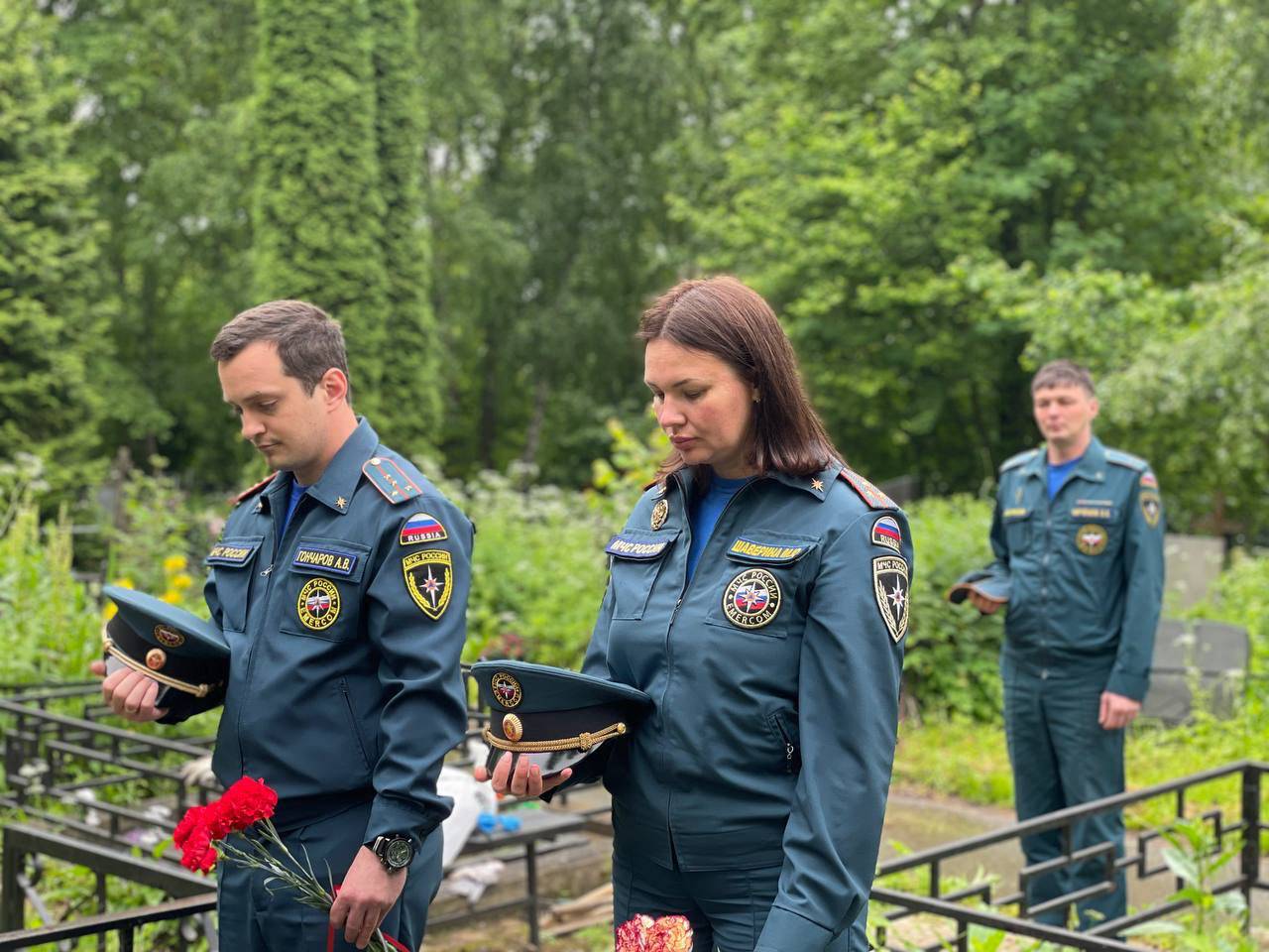 День памяти и скорби: сотрудники Управлений по ЮАО и ТиНАО посетили Хованское кладбище