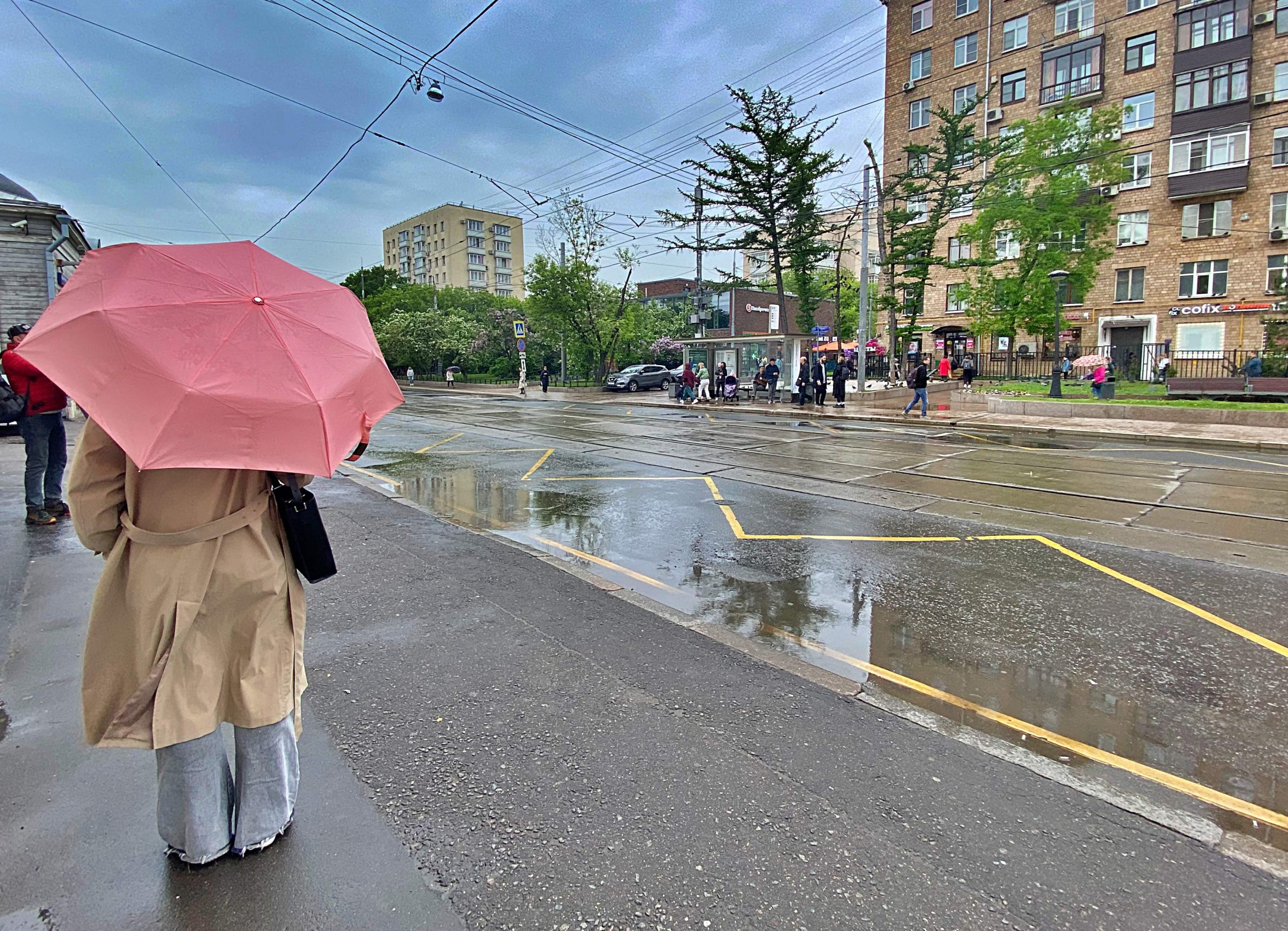 Теплая погода с кратковременными дождями ожидает москвичей в субботу