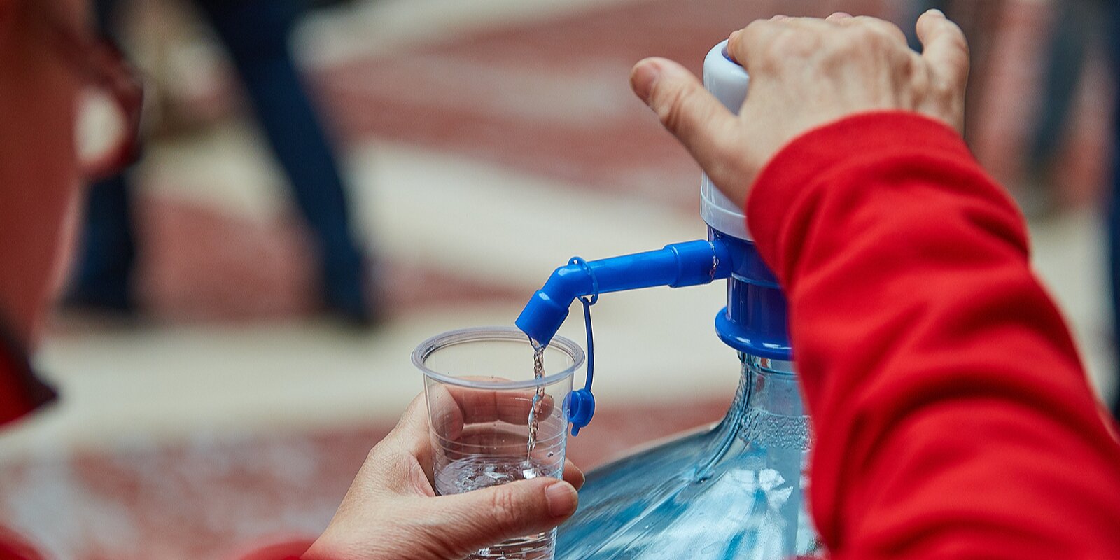 Питьевую воду начали раздавать на 17 станциях московского метро из-за аномальной жары