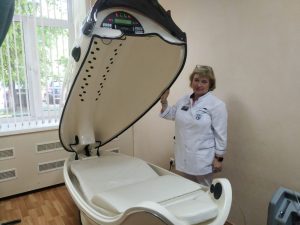 На фото Елена Забелина, заведующая физиотерапевтического отделения показывает, где пациенты проходят реабилитацию. Оборудование для термоводействия, музыко- и вибротерапии. Фото: Надежда Ходарева